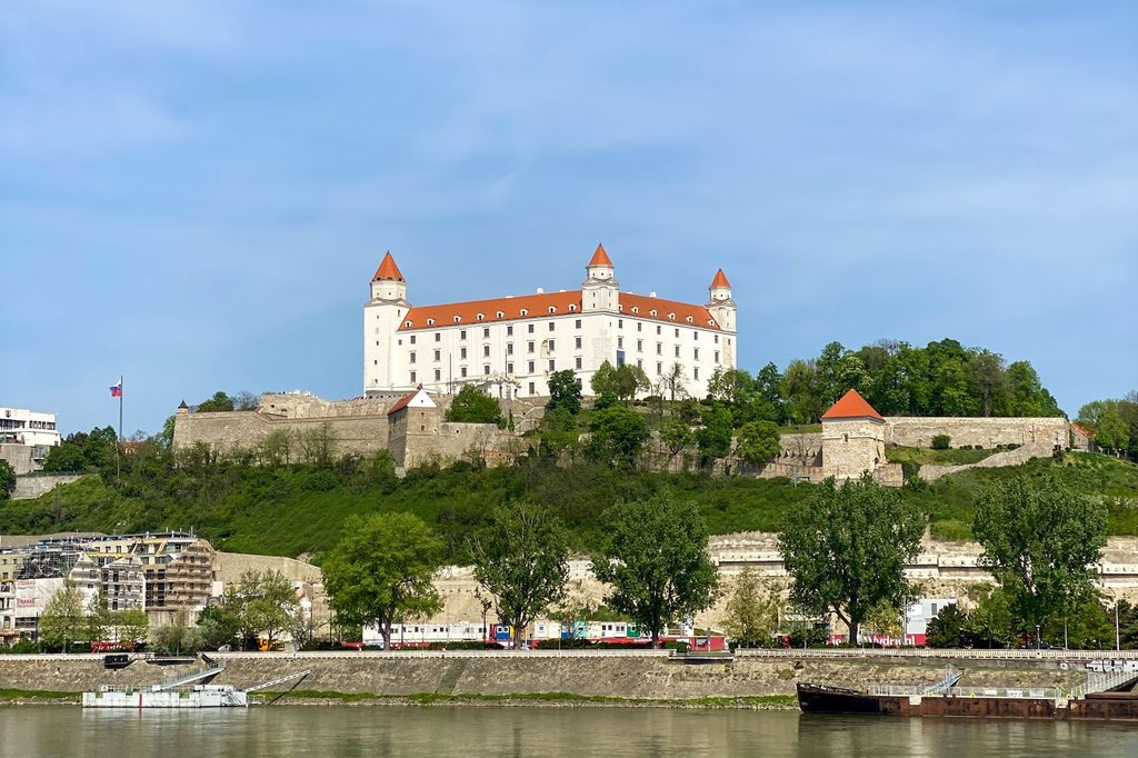 Bratislavský hrad nad Dunajom – pohľad na mesto pri príchode