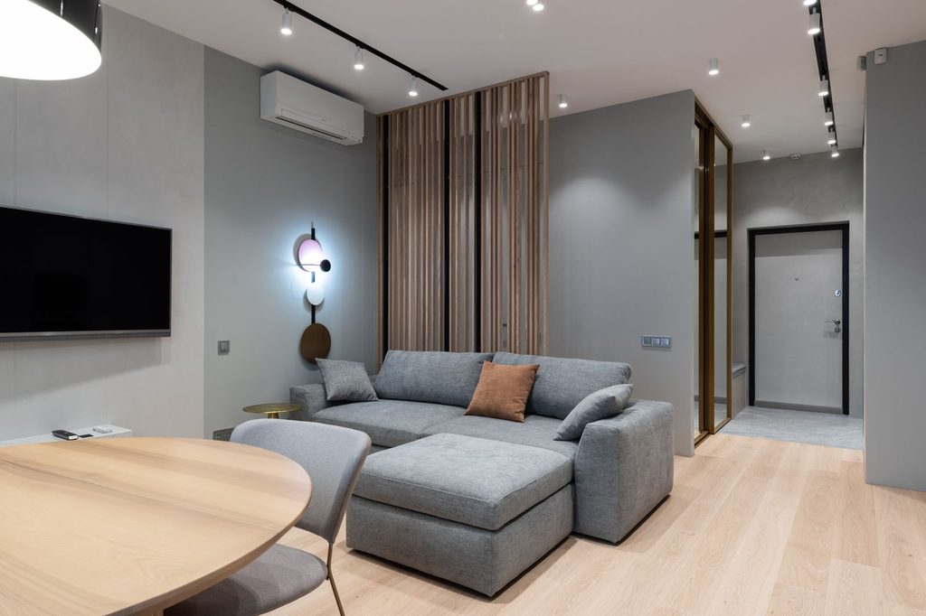 Moderný svetlý apartmán s obývacou izbou a kuchynským kútom