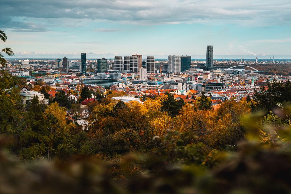 Herbstlicher Blick auf Bratislava mit bunten Bäumen und der Stadtsilhouette