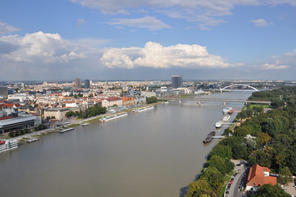 Letný pohľad na Dunaj a Bratislavu za slnečného dňa
