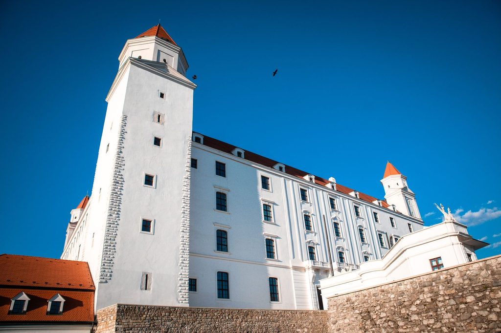 Bratislavský hrad s Korunnou vežou pri pohľade zdola