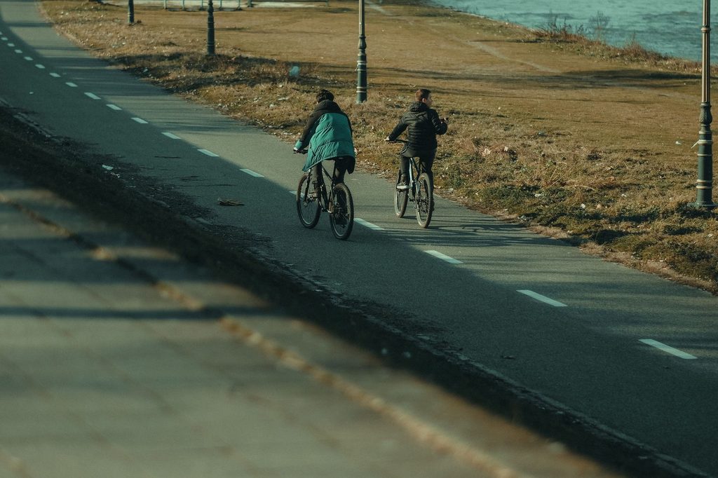 Cyklisti na cyklotrase popri rieke v Bratislave