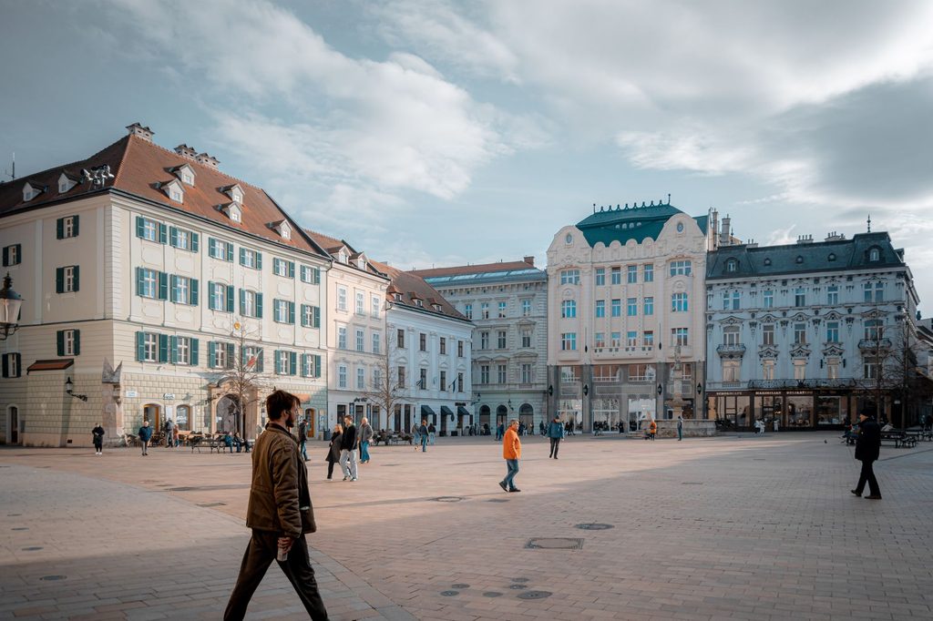 Hlavné námestie v Starom Meste Bratislavy s návštevníkmi