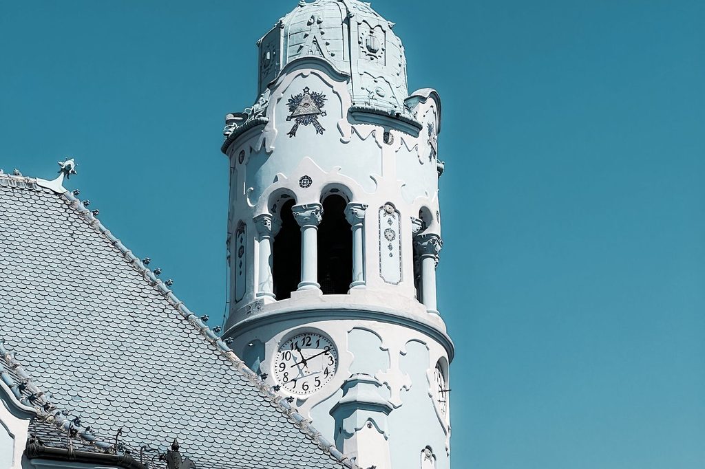Veža Modrého kostolíka sv. Alžbety v Bratislave s modrou glazovanou strechou