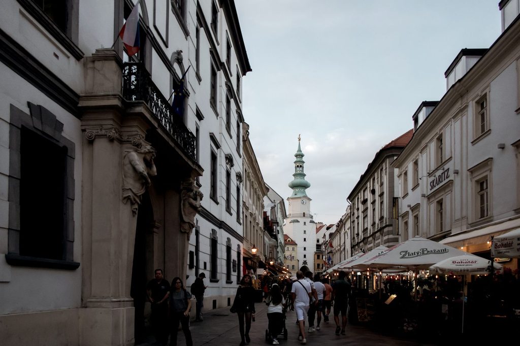 Michalská ulica a veža Michalskej brány v Starom Meste Bratislavy