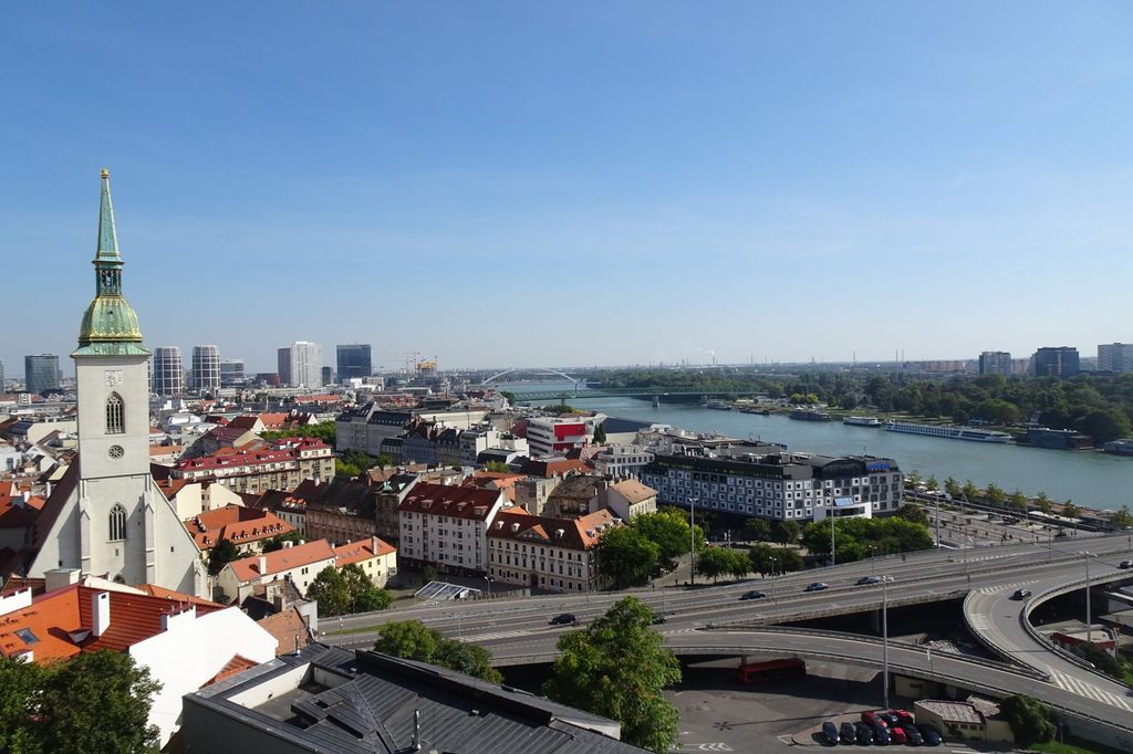 Panoramatický výhľad na Bratislavu s Dómom sv. Martina a Dunajom