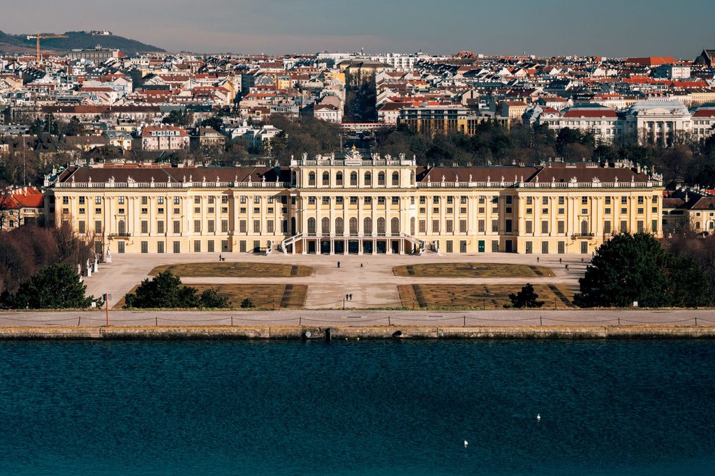 Zámok Schönbrunn a panoráma Viedne