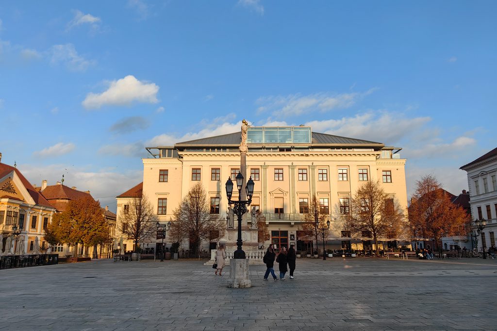 Barokové Széchenyiho námestie v Győri s mariánskym stĺpom