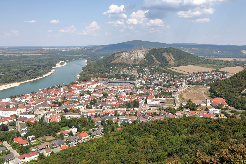 Pohľad na Hainburg an der Donau s Dunajom a hradným kopcom Schlossberg