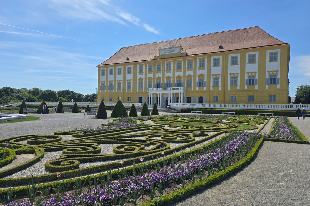 Barokový zámok Schloss Hof so žltou fasádou a ornamentálnou záhradou