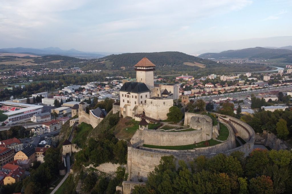 Letecký pohľad na Trenčiansky hrad nad mestom Trenčín