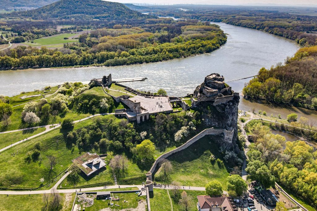 Letecký pohľad na hrad Devín pri sútoku Dunaja a Moravy neďaleko Bratislavy